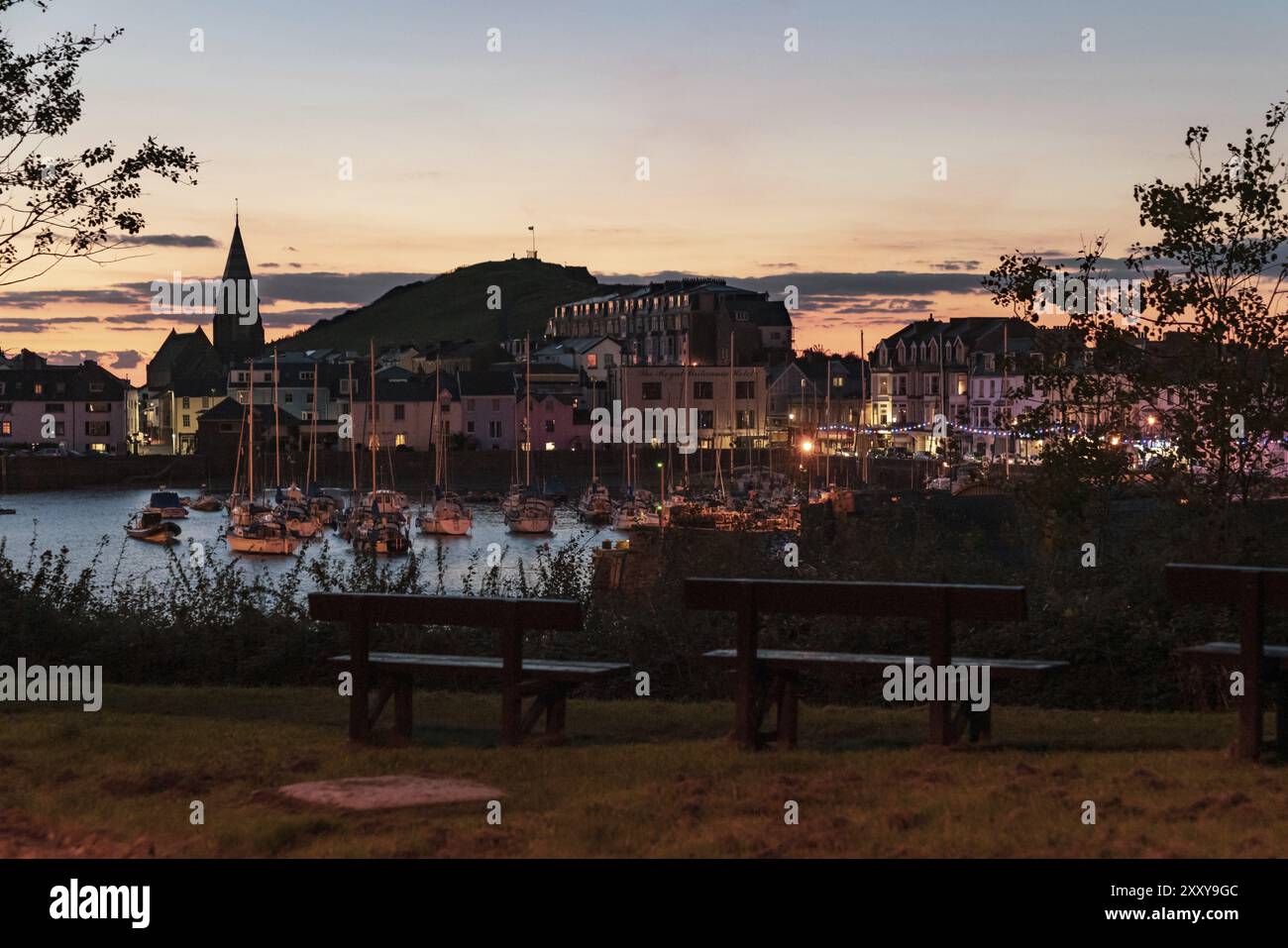 Ilfracombe, Devon, Angleterre, Royaume-Uni, septembre 28, 2018 : vue en soirée vers le port Banque D'Images