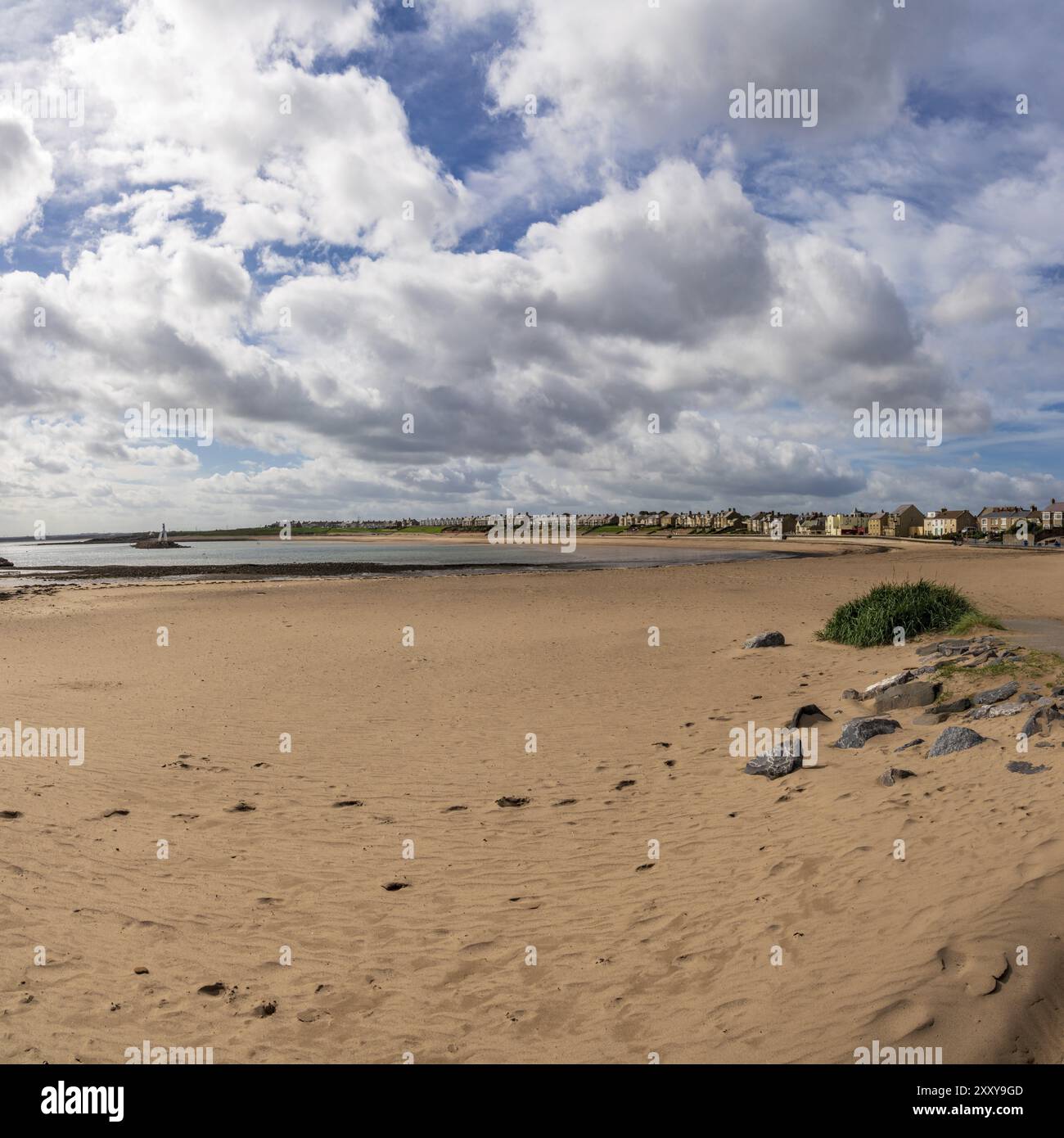 Newbiggin-by-the-Sea, Northumberland, Angleterre, Royaume-Uni, 11 septembre, 2018 : vue sur la plage avec le couple (statue) et brise-lames Banque D'Images