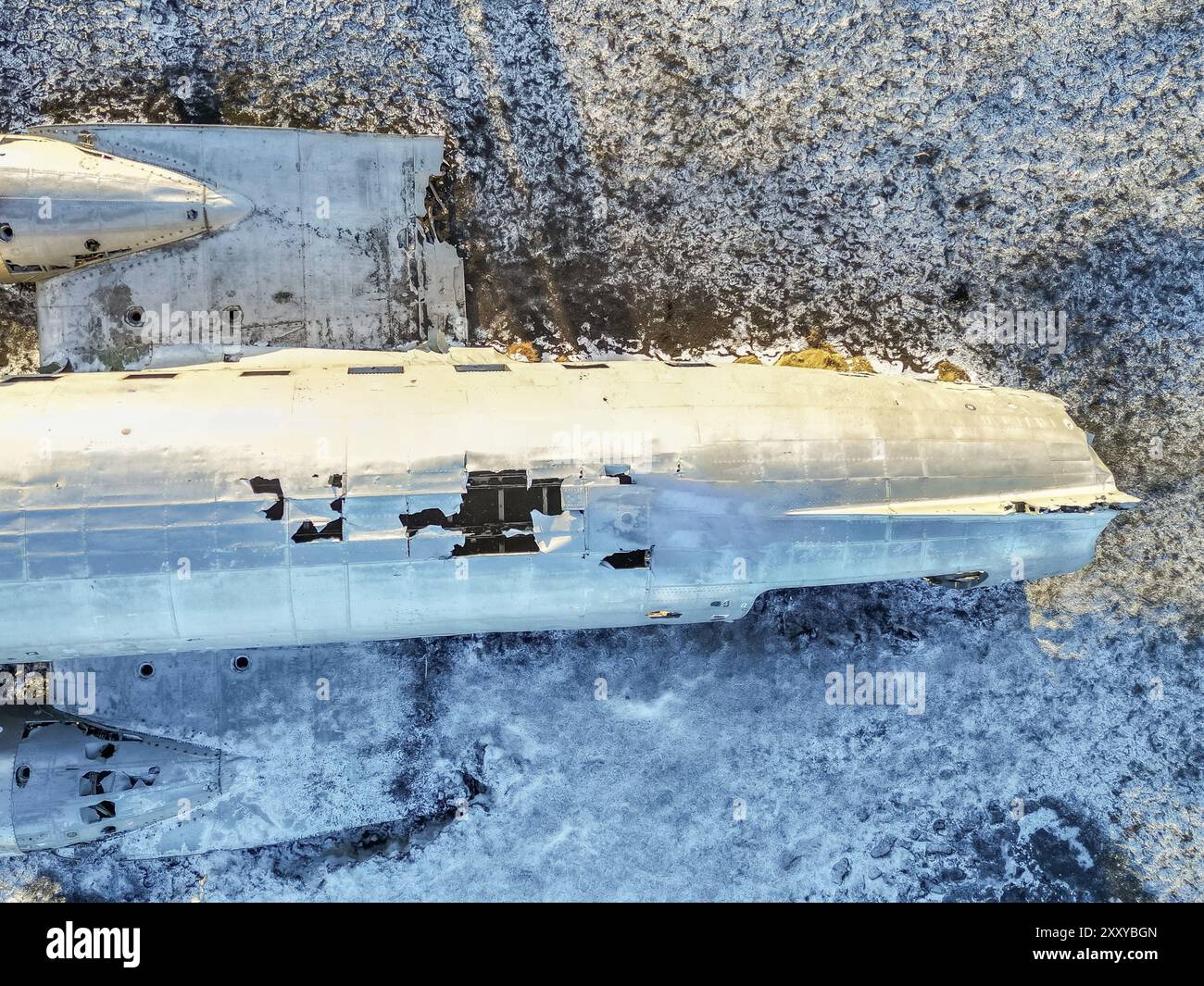 Vue aérienne par drone d'un avion écrasé sur la plage gelée de Solheimasandur en hiver, Islande. Plan détaillé Banque D'Images