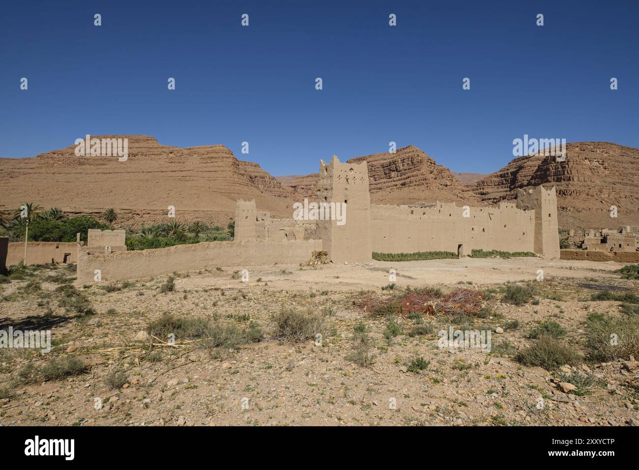 Architecture de boue et adobe, Ifri kasbah, vallée de la rivière Ziz, montagnes de l'Atlas, Maroc, Afrique Banque D'Images