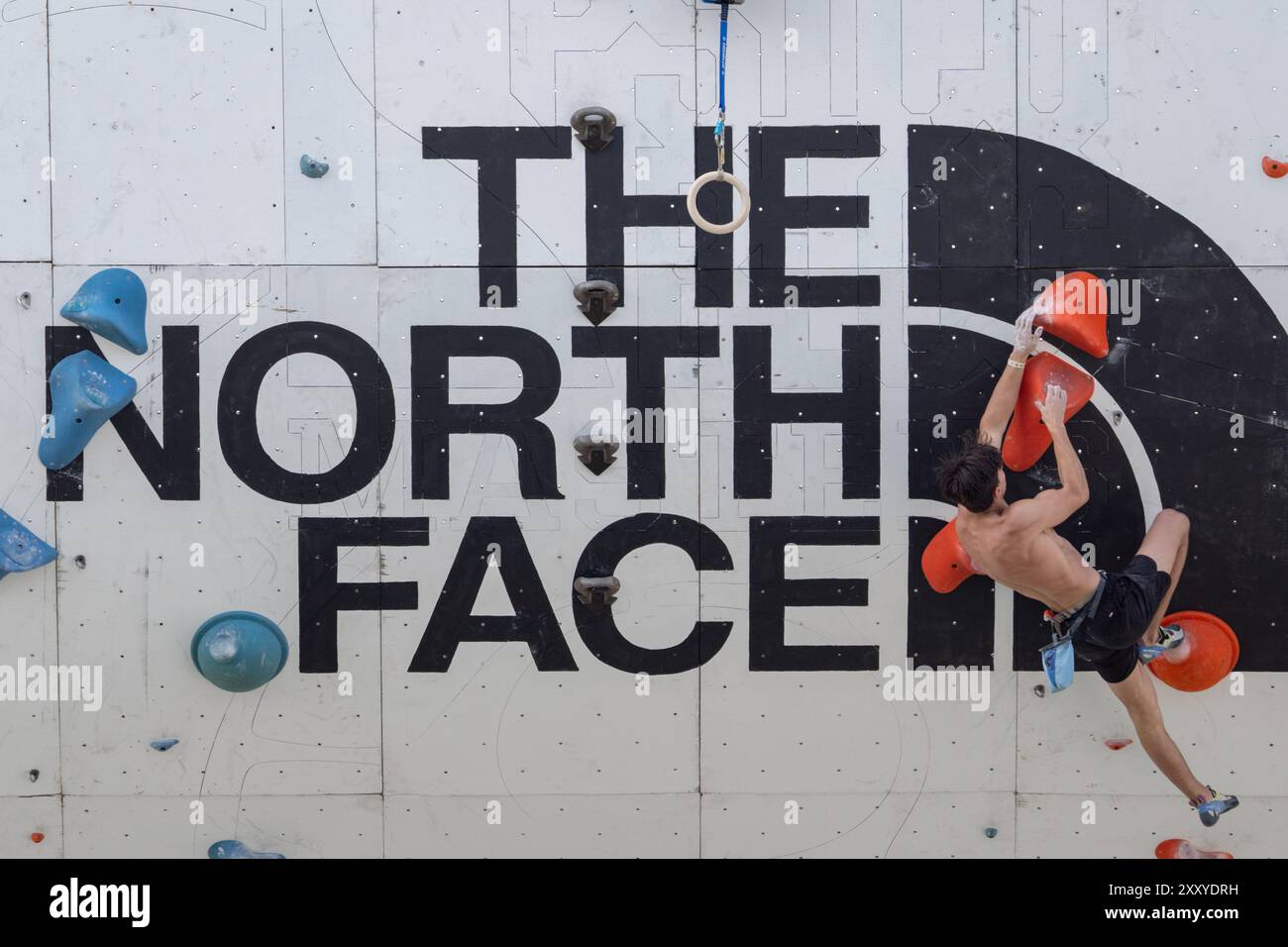 Brooklyn, États-Unis. 24 août 2024. Un grimpeur atteint le logo North face lors du North face Climb Festival à l'embarcadère 5 du Brooklyn Bridge Park à New York. La société North face a organisé un festival d'escalade au Brooklyn Bridge Park (photo de Derek French/SOPA images/Sipa USA) crédit : Sipa USA/Alamy Live News Banque D'Images