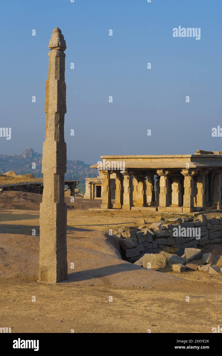 Une colonne de pierre indépendante monolithique se dresse au sommet d'une colline parmi les ruines antiques de Hampi, Karnataka, Inde, Asie Banque D'Images