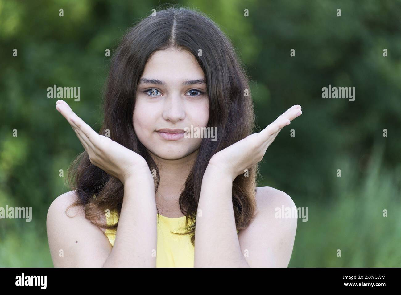 Une fille tenant les mains paumes dehors Banque D'Images