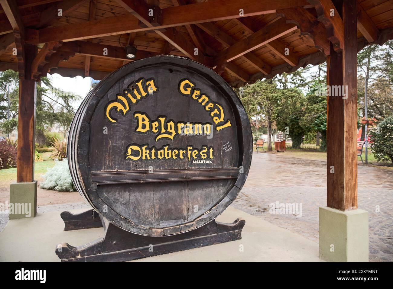 Villa General Belgrano, Cordoue, Argentine ; 20 août 2024 : baril de bière situé sur la place Jose Hernandez avec le nom de la ville Banque D'Images