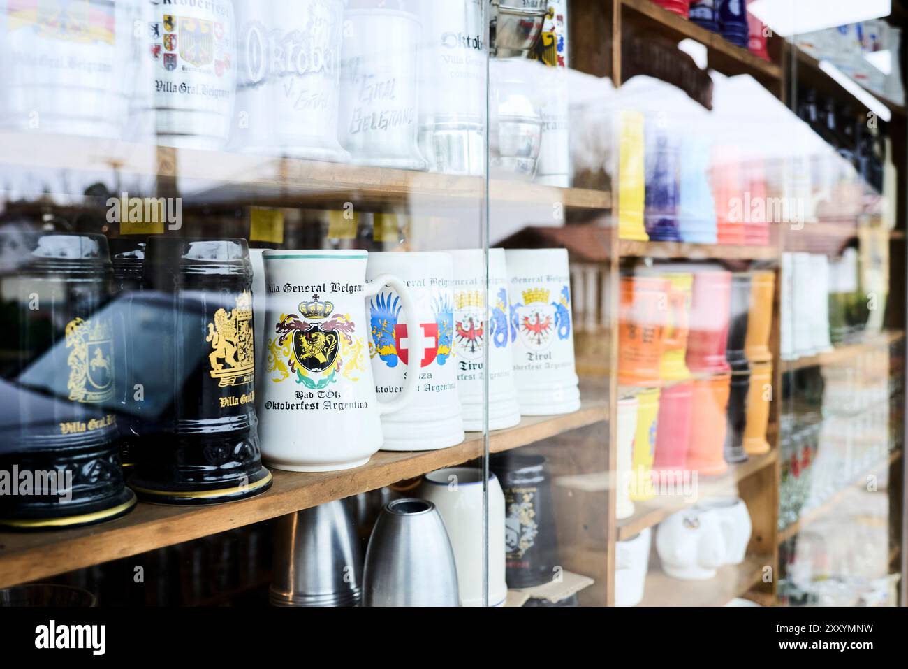 Villa General Belgrano, Cordoue, Argentine ; 20 août 2024 : vitrine de magasin de souvenirs vendant des tasses à bière avec des motifs de style allemand. Banque D'Images