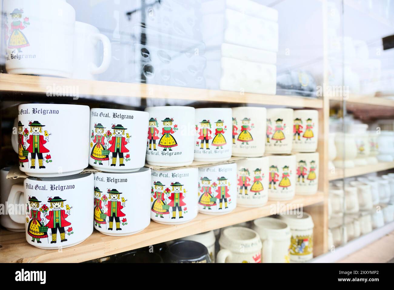 Villa General Belgrano, Cordoue, Argentine ; 20 août 2024 : vitrine de magasin de souvenirs vendant des tasses à bière avec des motifs de style allemand. Banque D'Images