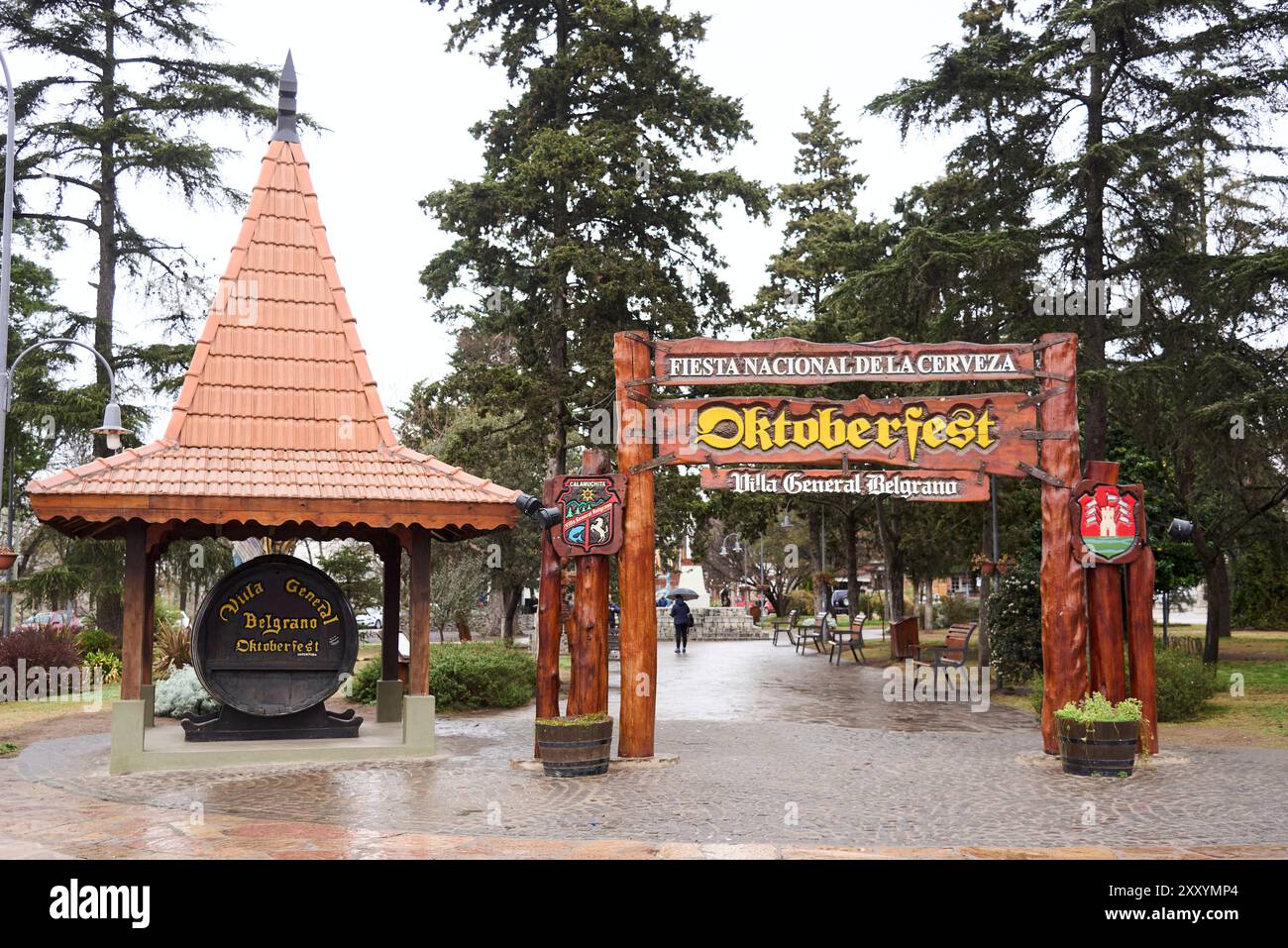 Villa General Belgrano, Cordoue, Argentine ; 20 août 2024 : Jose Hernandez Square, avec une arche qui fait référence à Okctoberfest, la fête nationale de la bière, Banque D'Images