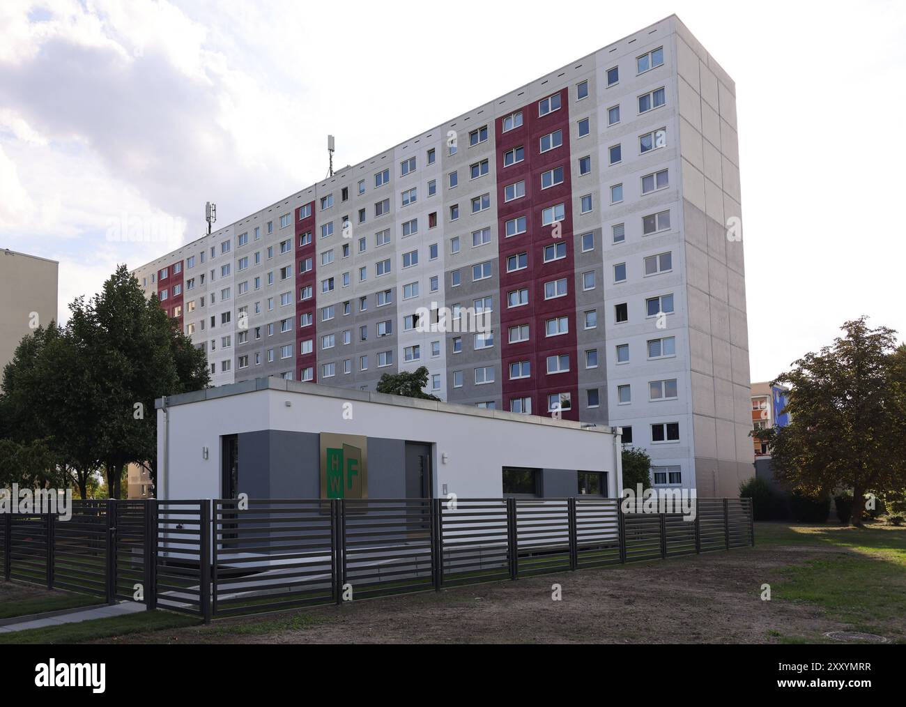 30..07,2024 Saxe Anhalt Saxe-Anhalt Halle Saale Die Wohnungsgenossenschaft Freiheit EG Hat das erste genossenschaftliche Tiny House in Saxe-Anhalt eröffnet. DAS Musterhaus steht in der Silberhöhe in Halle *** 30 07 2024 Saxe Anhalt Saxe Anhalt Halle Saale la coopérative de logement Freiheit EG a ouvert la première coopérative Tiny House en Saxe Anhalt la maison d'exposition est située à Silberhöhe à Halle Banque D'Images