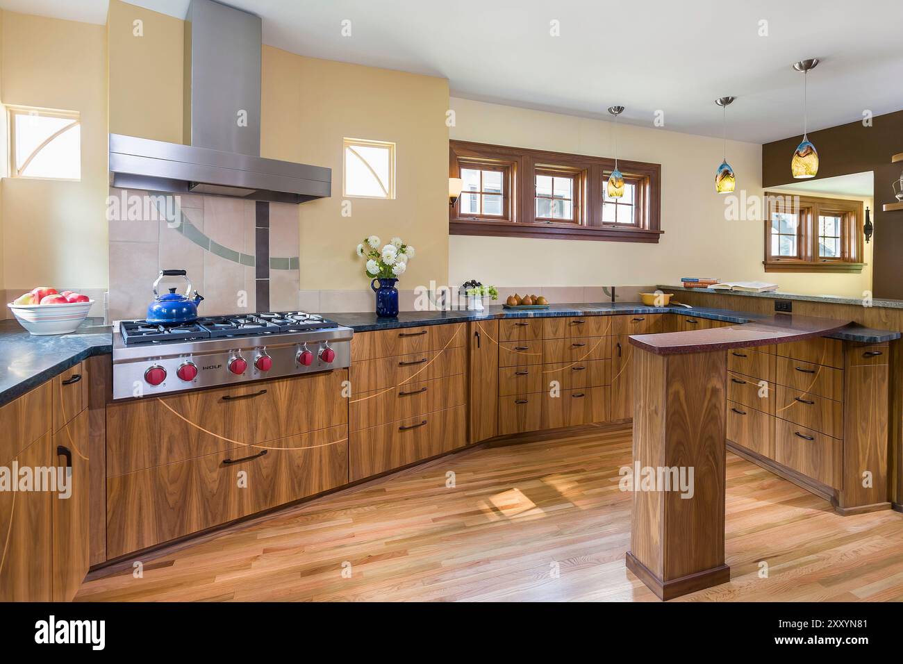 Cuisine contemporaine avec de belles armoires en bois incrusté et des murs colorés Banque D'Images