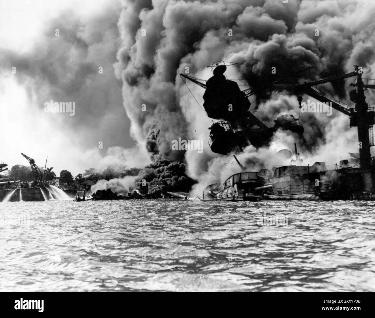 USS Arizona brûle à Pearl Harbor après l'attaque aérienne de l'Empire du Japon le 7 décembre 1941 sur Oahu, territoire d'Hawaï. Banque D'Images