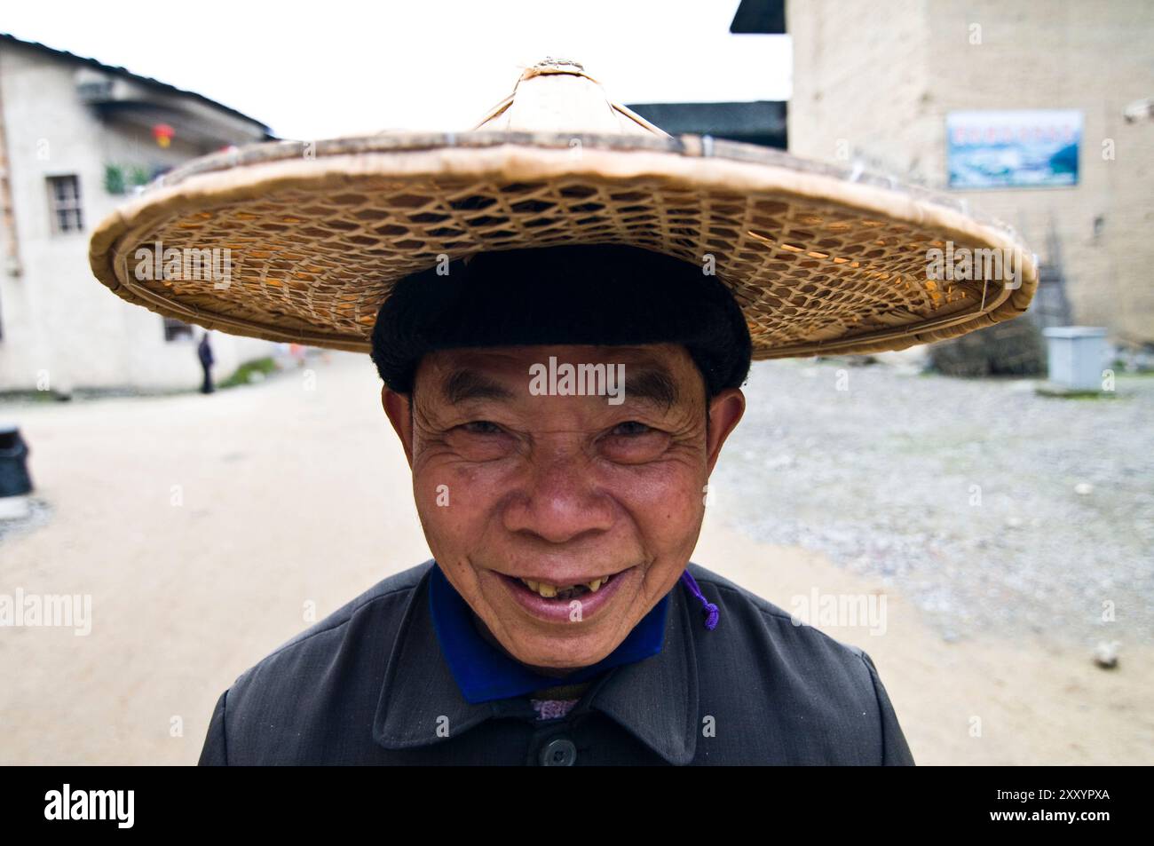 Un homme Hakka portant un chapeau traditionnel. Photo prise dans la région de Yongding dans la province de Fujian, Chine. Banque D'Images