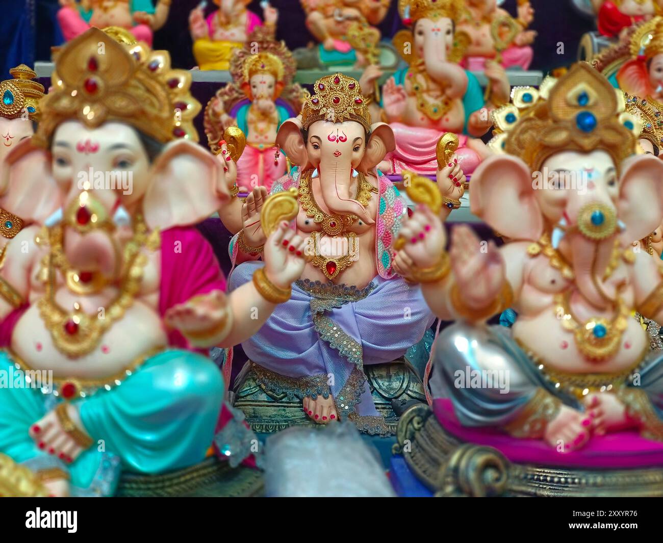 27 août 2024, idoles nouvellement faites du Dieu connues sous le nom de Ganesha ou Ganapati à vendre dans un magasin à la veille du festival de Ganesh à Pune, en Inde. Banque D'Images