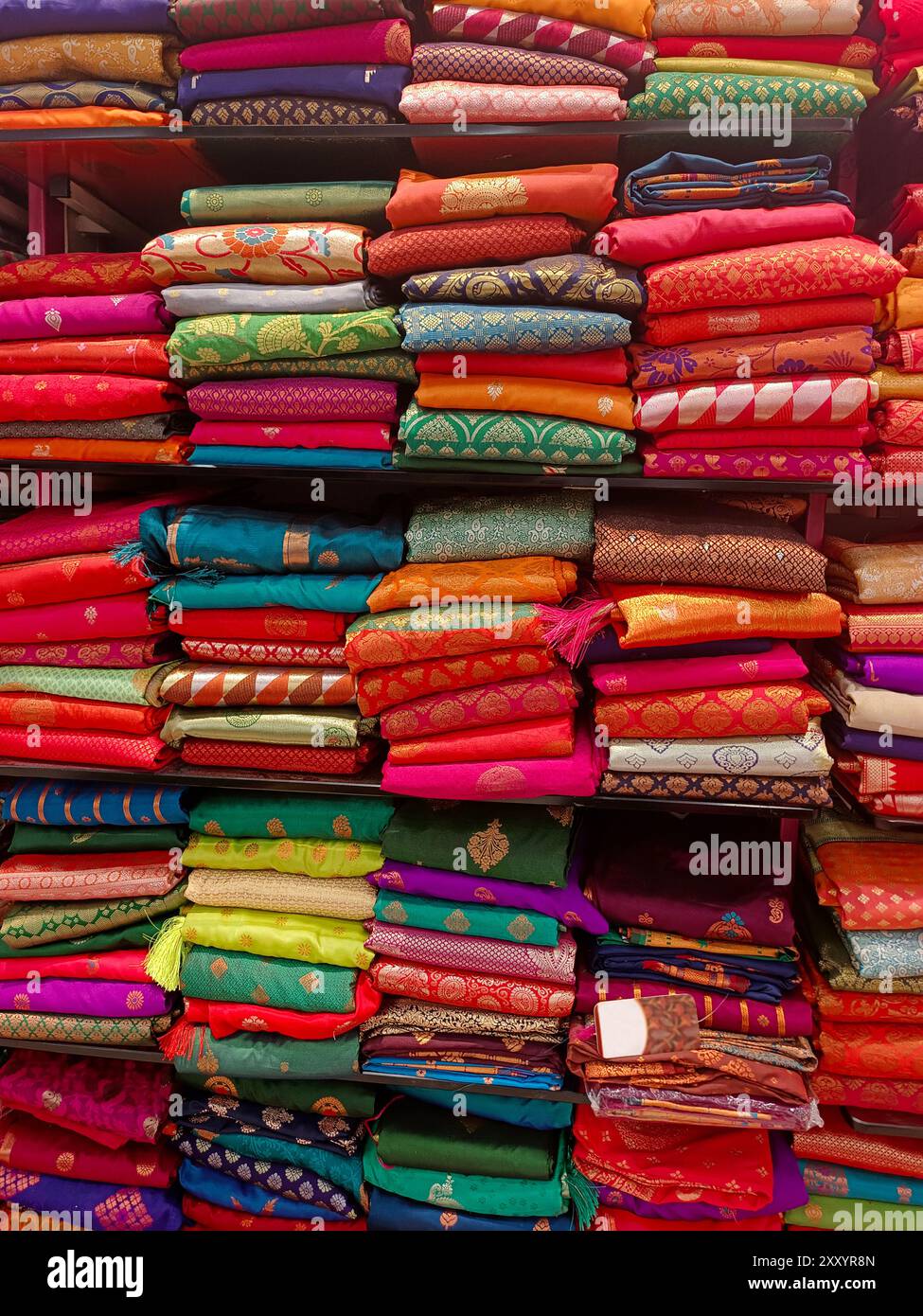 Soie de tissage à la main et sarees de métier à main, saree avec des détails dorés, vêtements de femme sur le festival, la cérémonie et les mariages, sarees coûteux sont célèbres pour leurs Banque D'Images