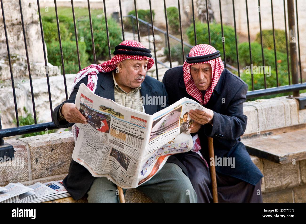 Des hommes palestiniens âgés lisant le journal du matin près de la porte de Damas à Jérusalem-est. Banque D'Images