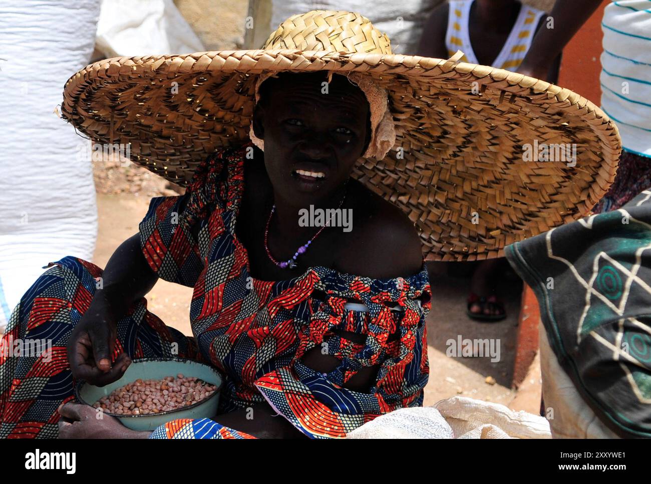 Portrait d'une femme togolaise pris dans un grand marché en plein air à Kara, Togo. Banque D'Images