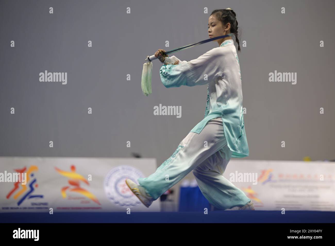 Singapour. 27 août 2024. Nguyen le Chi du Vietnam concourt dans la catégorie New Yang style Taijijian féminin aux 4e Championnats du monde de Taijiquan à Singapour, le 27 août 2024. Credit : puis Chih Wey/Xinhua/Alamy Live News Banque D'Images