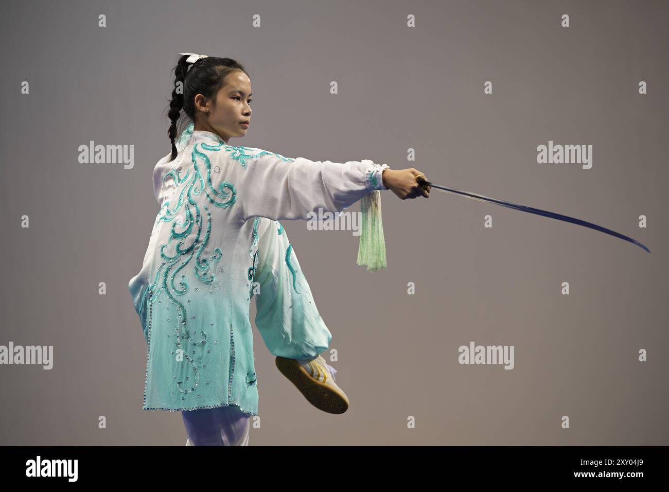 Singapour. 27 août 2024. Nguyen le Chi du Vietnam concourt dans la catégorie New Yang style Taijijian féminin aux 4e Championnats du monde de Taijiquan à Singapour, le 27 août 2024. Credit : puis Chih Wey/Xinhua/Alamy Live News Banque D'Images