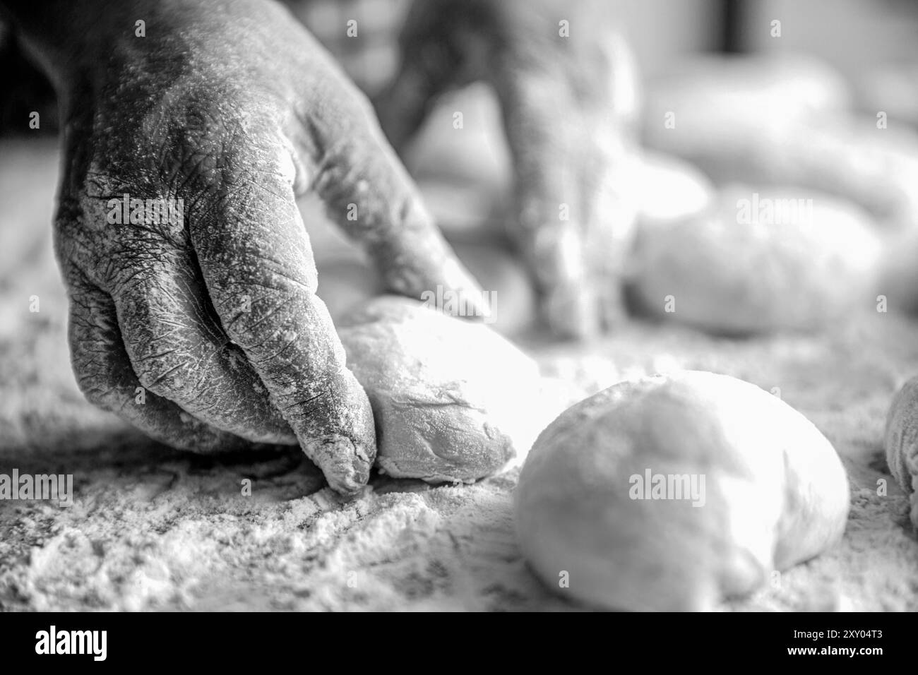 Processus de fabrication de tartes avec farce, le travail des mains d'une femme âgée avec de la pâte et de la farine. Procédé de fabrication de tartes, main. Les mains d'une vieille femme roulent Banque D'Images