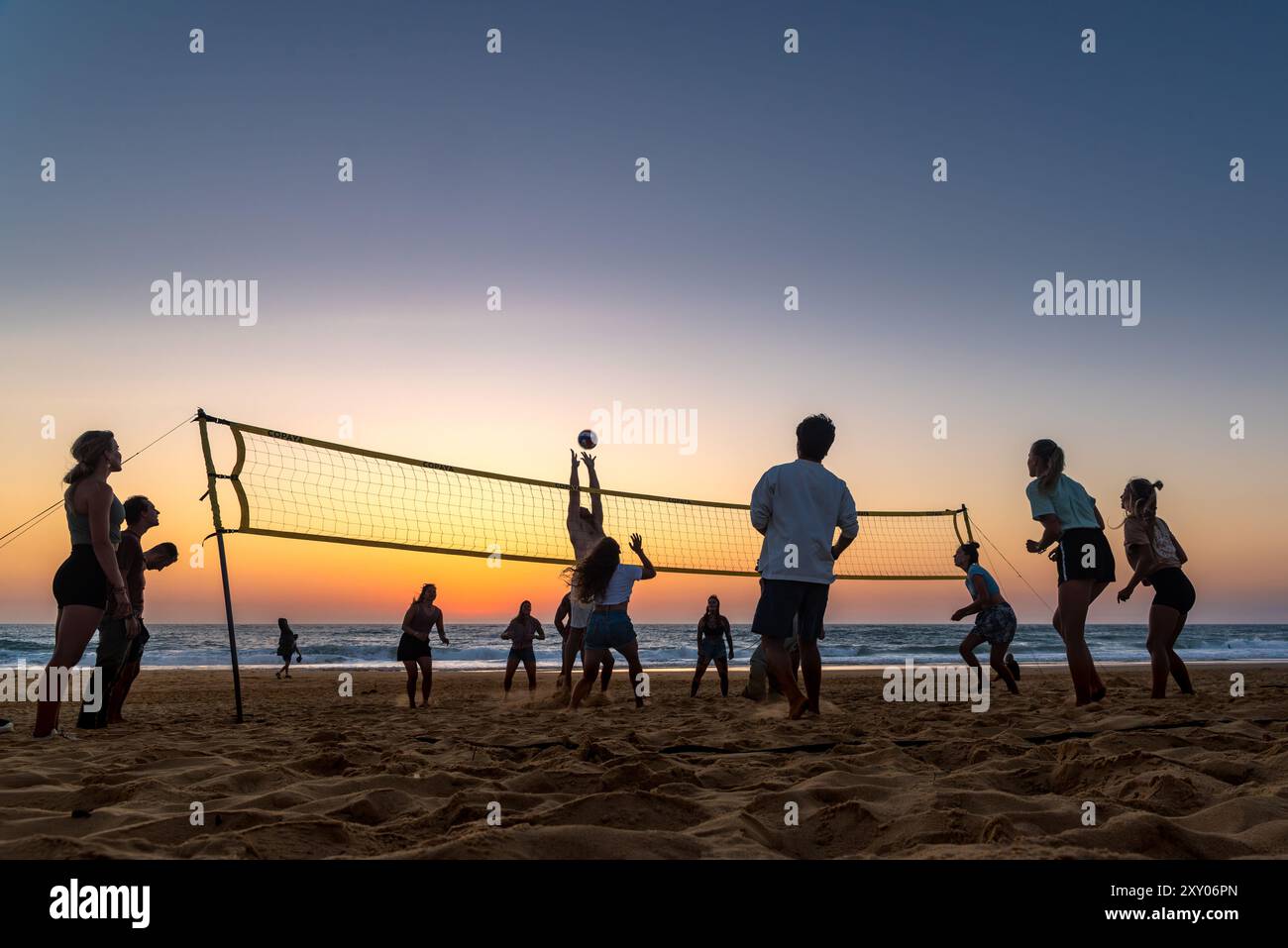 Biscarrosse (sud-ouest de la France) : Beach volley sur la plage le soir Banque D'Images