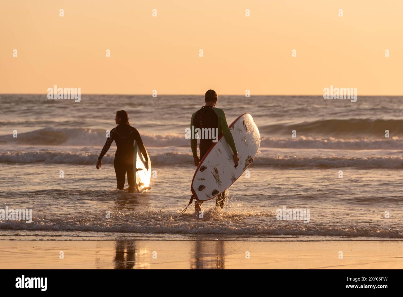 Surfeurs le soir à Biscarrosse (sud-ouest de la France) Banque D'Images