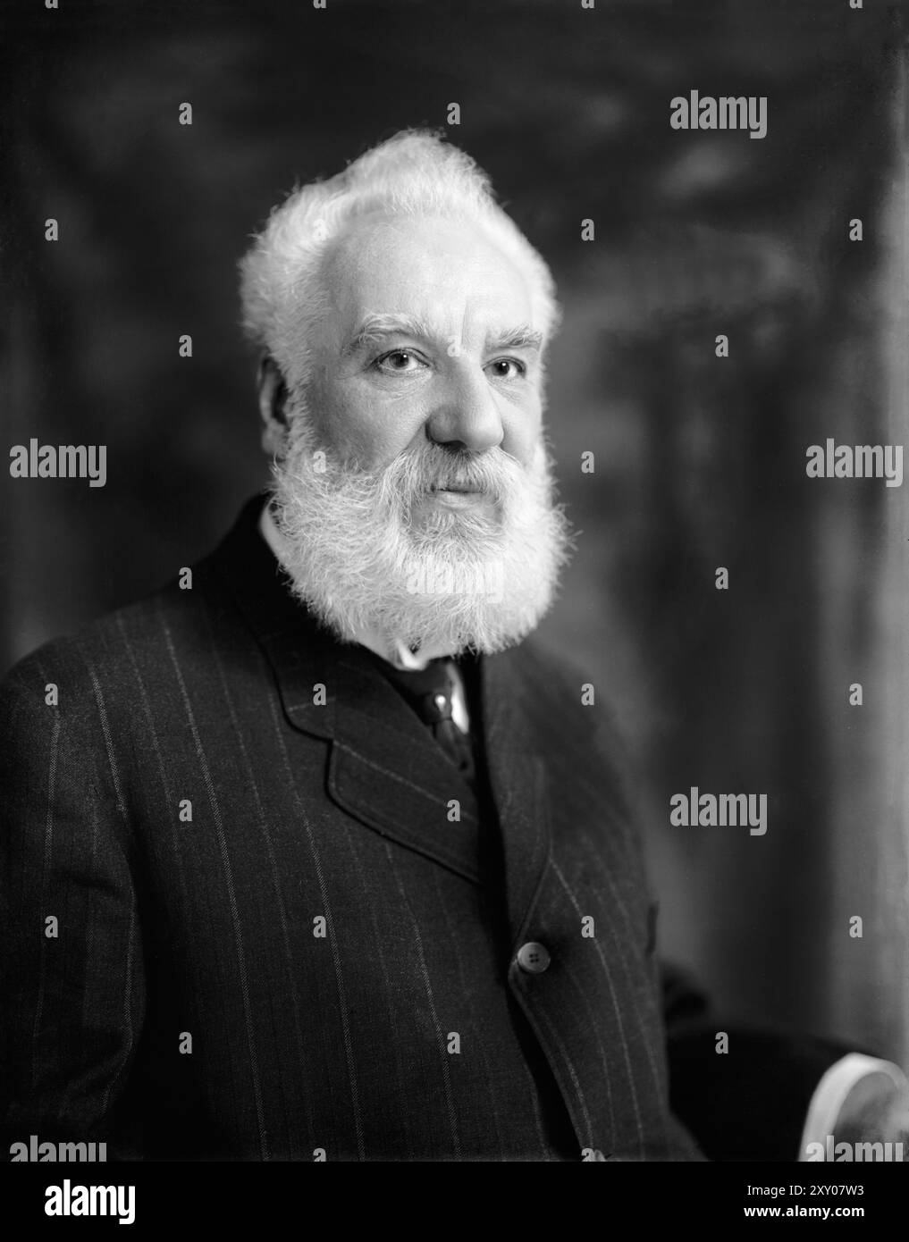Alexander Graham Bell. La Bibliothèque du Congrès la date entre 1905 et 1945. J'ai fait un peu de recherche et c'est probablement de 1914. Par Harris & Ewing. Banque D'Images