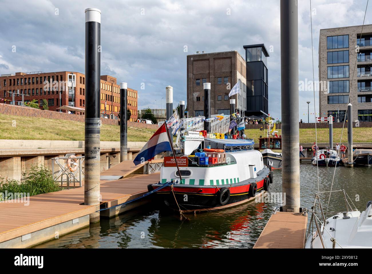 Navire de supermarché néerlandais flottant Parlevinker dans le port de bateau de plaisance de la zone résidentielle sur une journée ensoleillée Banque D'Images