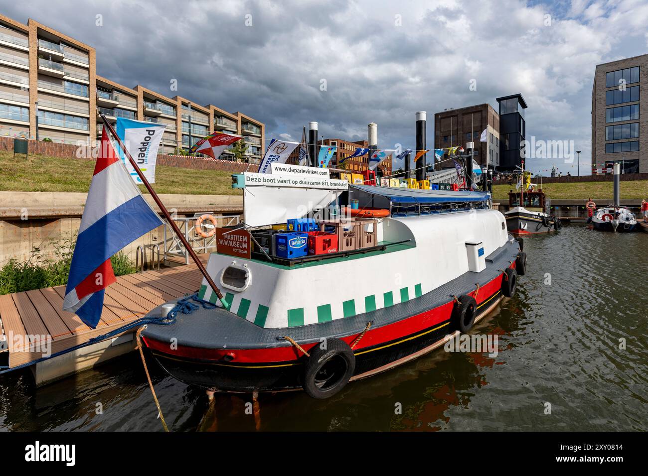Navire de supermarché néerlandais flottant Parlevinker dans le port de bateau de plaisance de la zone résidentielle sur une journée ensoleillée Banque D'Images