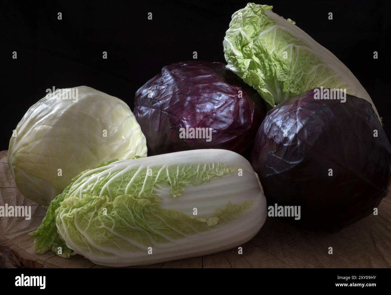 Beaucoup de sortes de chou sur bois, et fond noir. Variété de chou. Vue rapprochée des natures mortes Banque D'Images