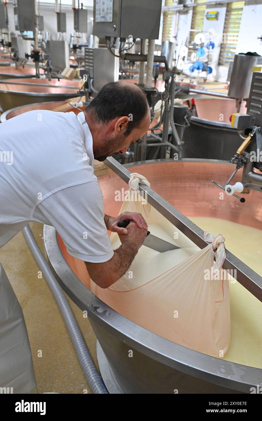 Italie, Émilie-Romagne : Castelvetro di Modena. Cooperativa San Silvestro, usine de parmesan créée en 1975, spécialisée dans la production de par Banque D'Images