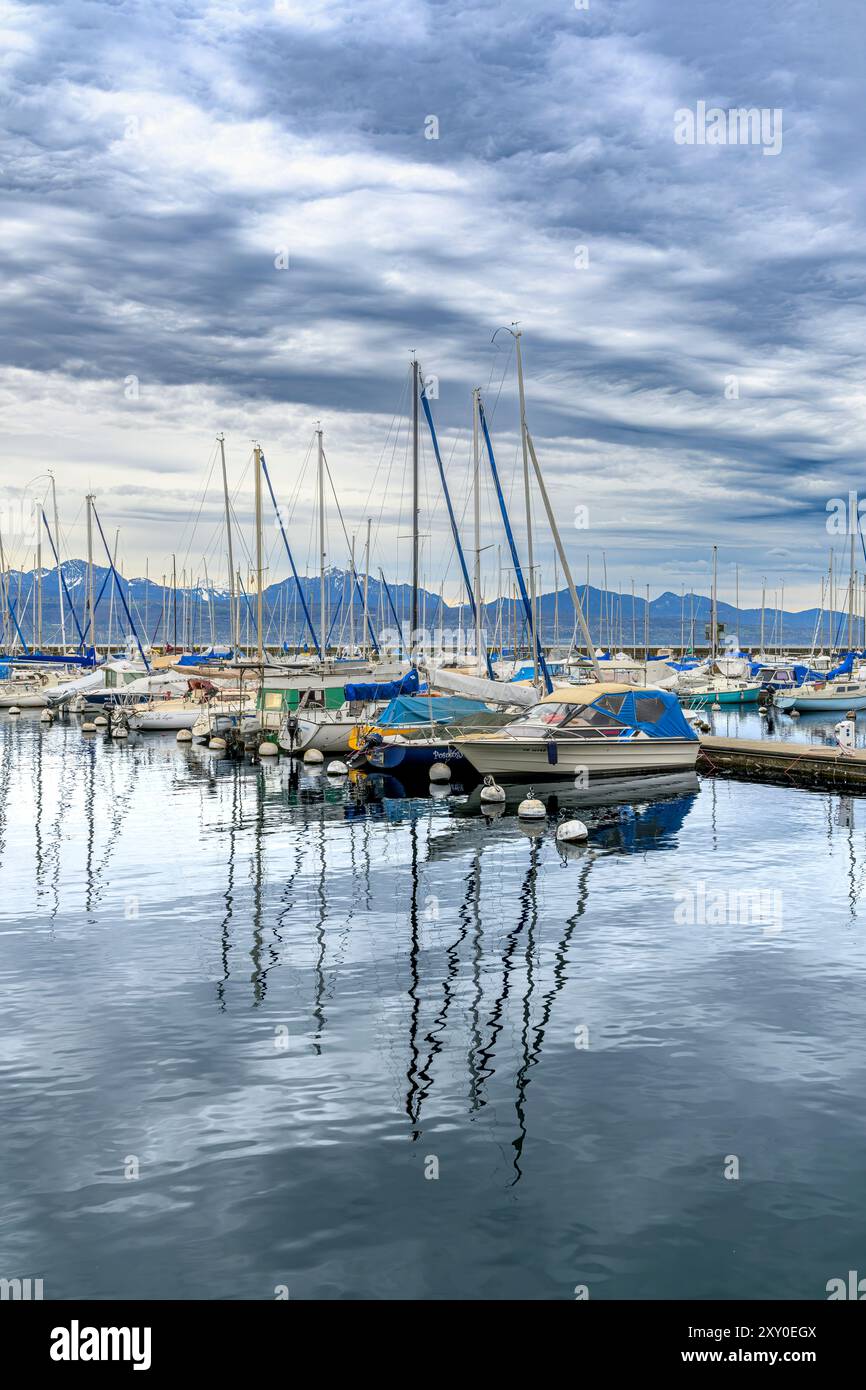 Port Lausanne-Ouchy avec beaucoup de yachts de toutes tailles. À l'horizon au loin se trouve Évian-les-bains sur le côté français opposé du lac Léman. Banque D'Images