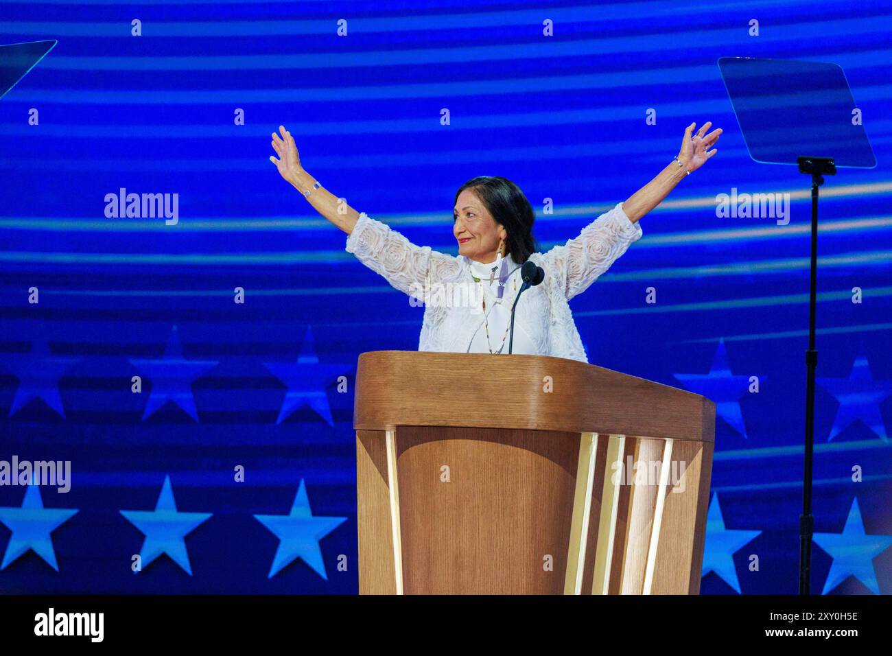 CHICAGO, ILLINOIS - 22 AOÛT : Deb Haaland prend la parole lors de la quatrième journée de la Convention nationale démocrate (DNC) au United Center le 22 août 2024 à Chicago, Illinois. Des délégués, des politiciens et des partisans du parti démocrate se rassemblent à Chicago, alors que l'actuelle vice-présidente Kamala Harris est nommée candidate à la présidence de son parti. Le DNC a lieu du 19 au 22 août. Banque D'Images