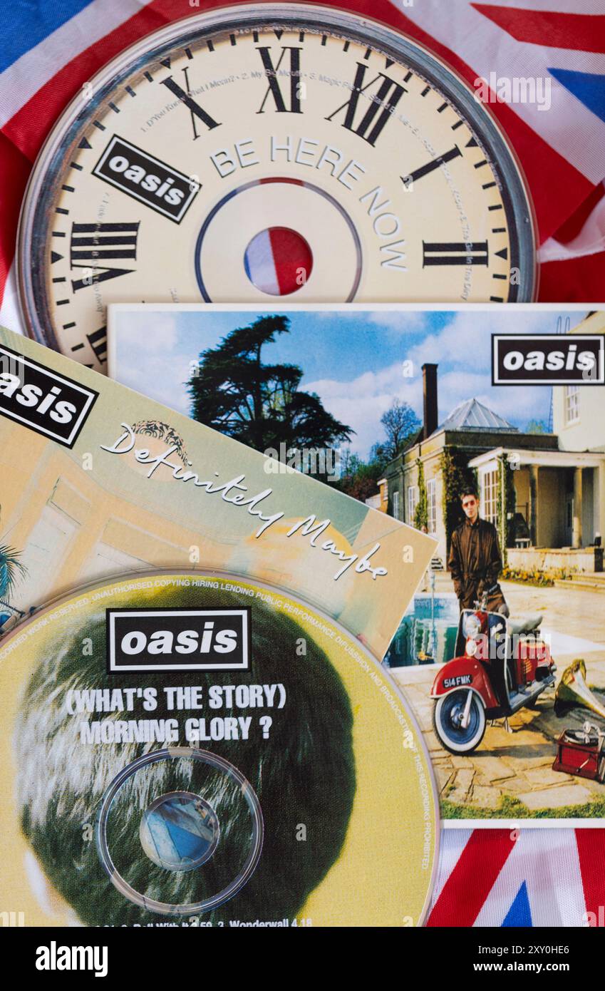 Londres, Royaume-Uni - août 27 2024 : Oasis Band cds. Oasis est un groupe de rock populaire de l'ère britpop des années 1990. Banque D'Images