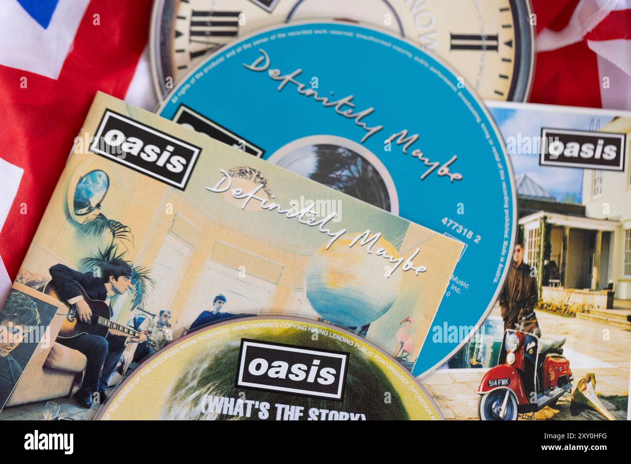 Londres, Royaume-Uni - août 27 2024 : Oasis Band cds. Oasis est un groupe de rock populaire de l'ère britpop des années 1990. Banque D'Images