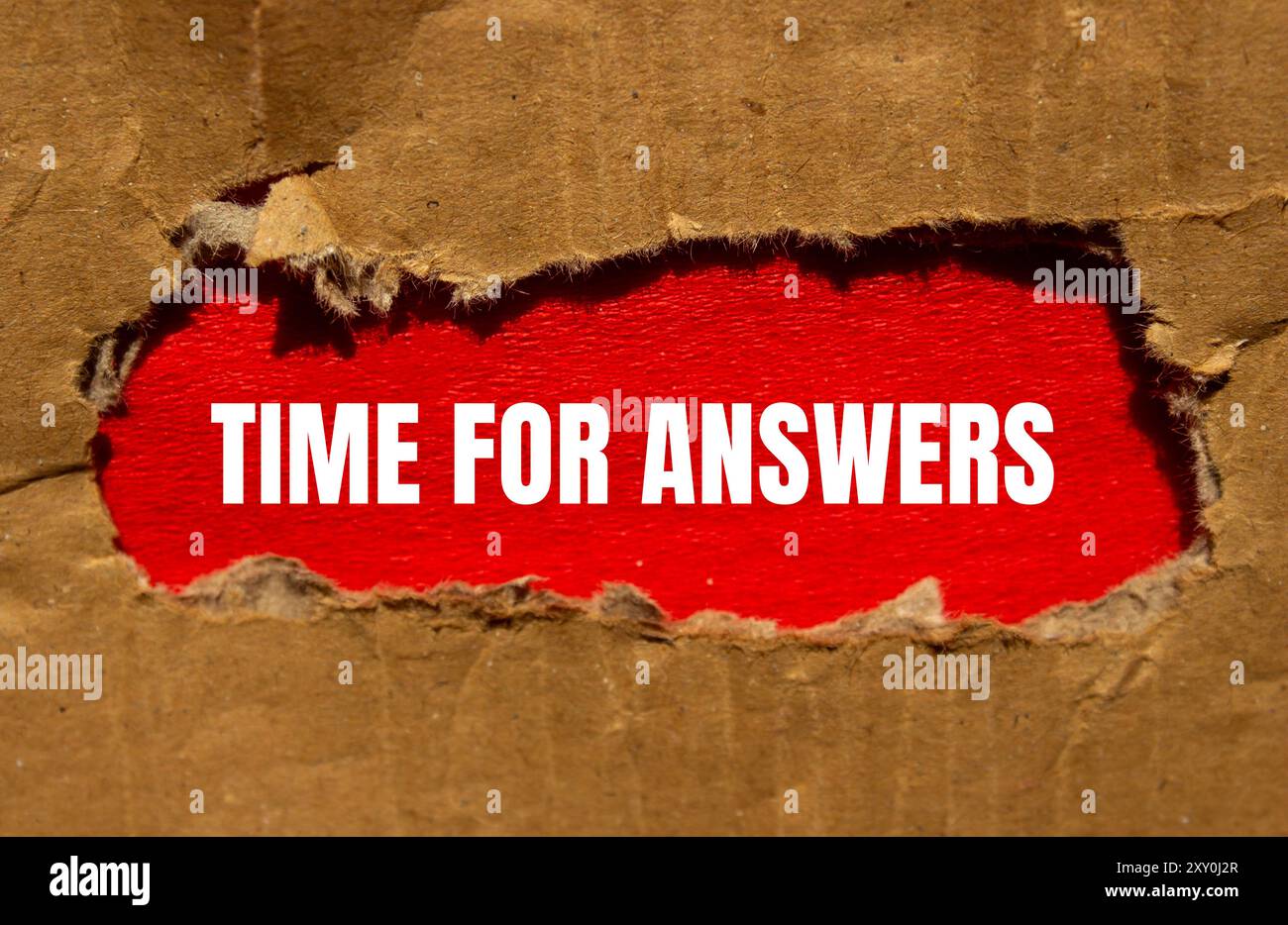 Message temps pour réponses écrit sur papier carton déchiré avec fond rouge. Symbole temps conceptuel pour les réponses. Copier l'espace. Banque D'Images