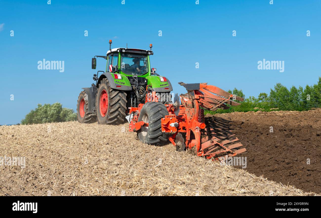 Tracteur avec charrue réversible à 7 lames et packer dans le champ, après la récolte des céréales - 2184 Banque D'Images