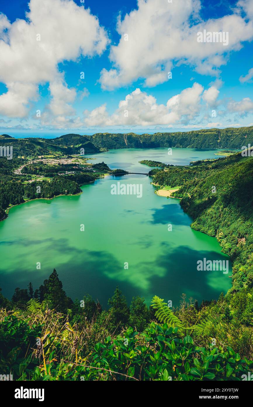 Image époustouflante capturant les verts vifs et les eaux tranquilles d'un lac des Açores, mettant en valeur la beauté idyllique de cet archip luxuriant et volcanique Banque D'Images