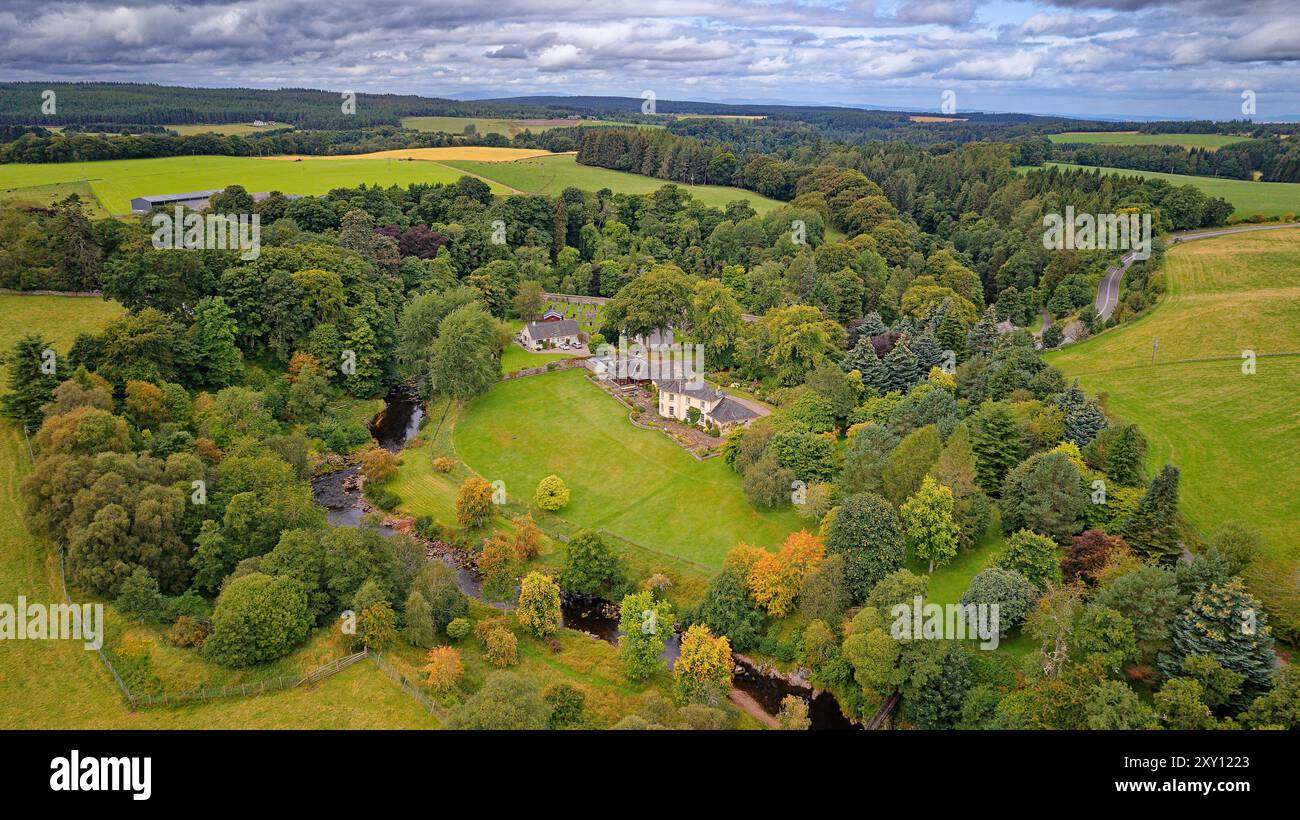 Divie Viaduc Moray Scotland vue du viaduc ferroviaire à Edinkillie Church et maisons à la fin de l'été Banque D'Images