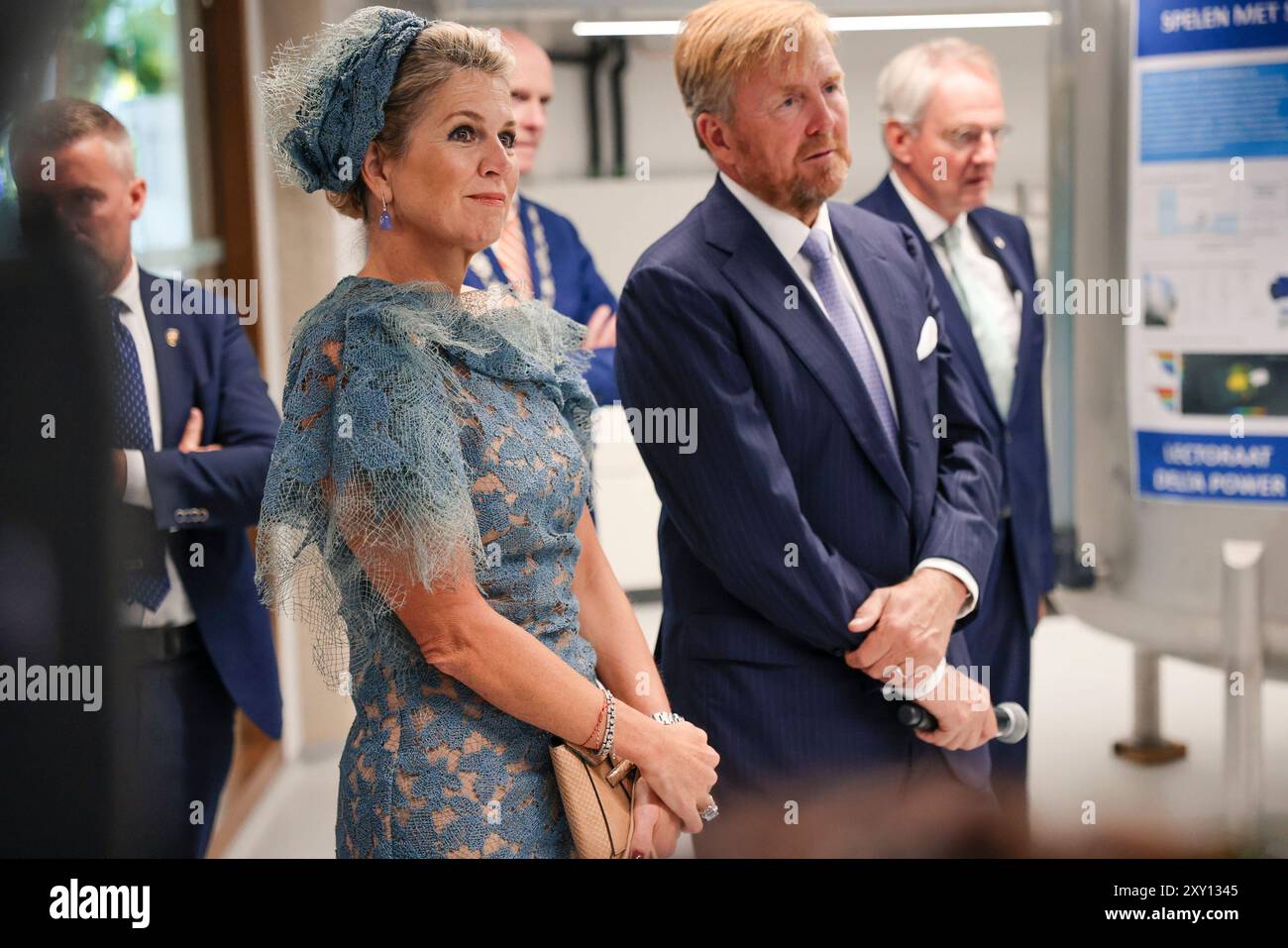 Vlissingen, pays-Bas, 2024-08-27 11:16:25 VLISSINGEN, 27-08-2024, le roi Willem Alexander et sa reine Máxima lors d'une visite régionale à Walcheren, dans la province de Zélande. Le couple royal visite les communes de Vlissingen, Middelburg et Veere. PHOTO : NLBeeld/FotovrouwtjeDans la photo : la visite régionale commence dans le Scheldekwartier à Vlissingen. Le couple royal marche du Dokbrug au Machinefabriek crédit : NL Beeld / Hans de Vries crédit : NL Beeld / Alamy Live News Banque D'Images