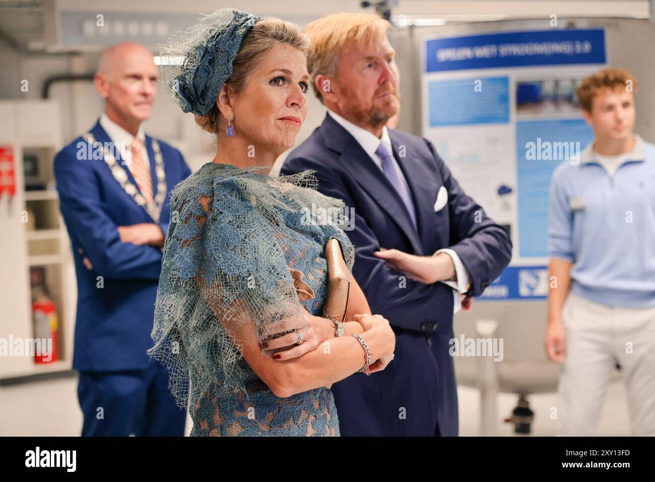 Vlissingen, pays-Bas, 2024-08-27 11:16:46 VLISSINGEN, 27-08-2024, le roi Willem Alexander et sa reine Máxima lors d'une visite régionale à Walcheren, dans la province de Zélande. Le couple royal visite les communes de Vlissingen, Middelburg et Veere. PHOTO : NLBeeld/FotovrouwtjeDans la photo : la visite régionale commence dans le Scheldekwartier à Vlissingen. Le couple royal marche du Dokbrug au Machinefabriek crédit : NL Beeld / Hans de Vries crédit : NL Beeld / Alamy Live News Banque D'Images