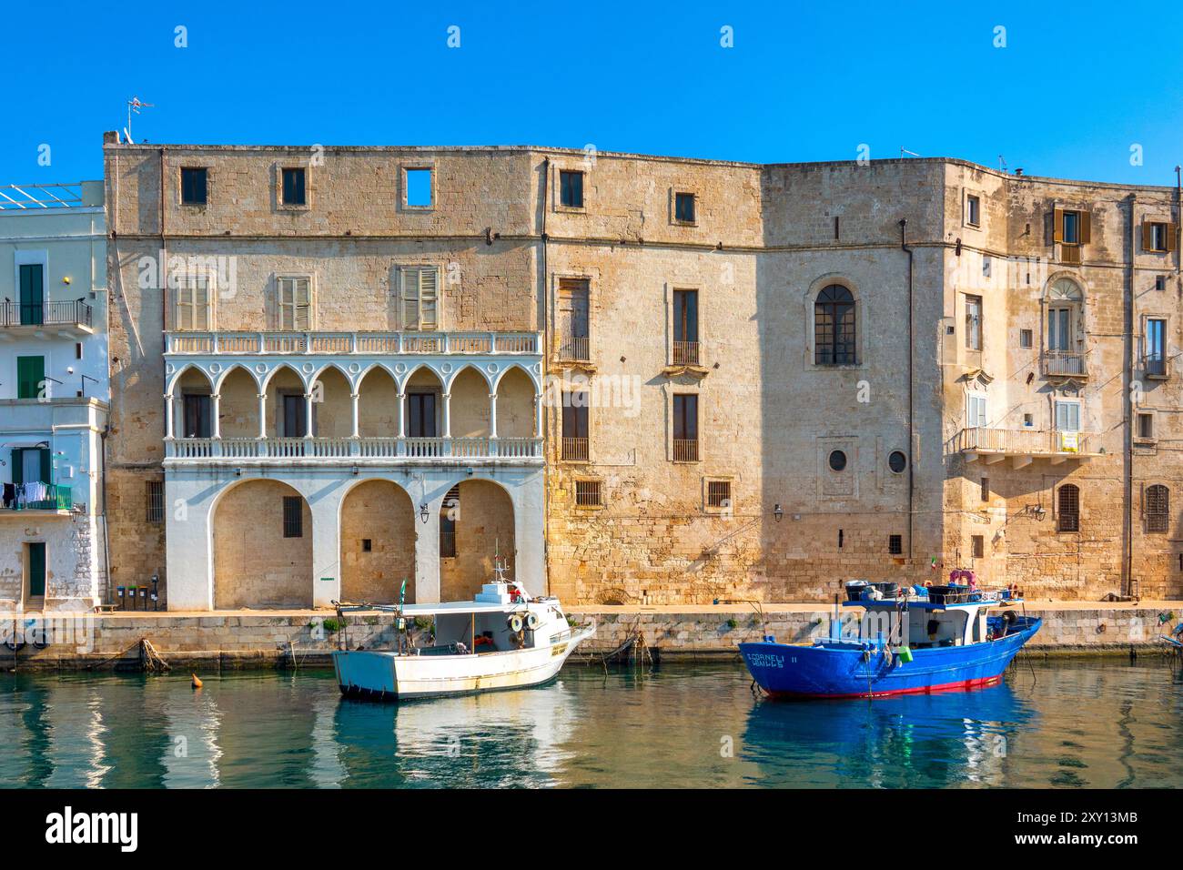 Vue du Porto Vecchio de Monopoli, Italie Banque D'Images