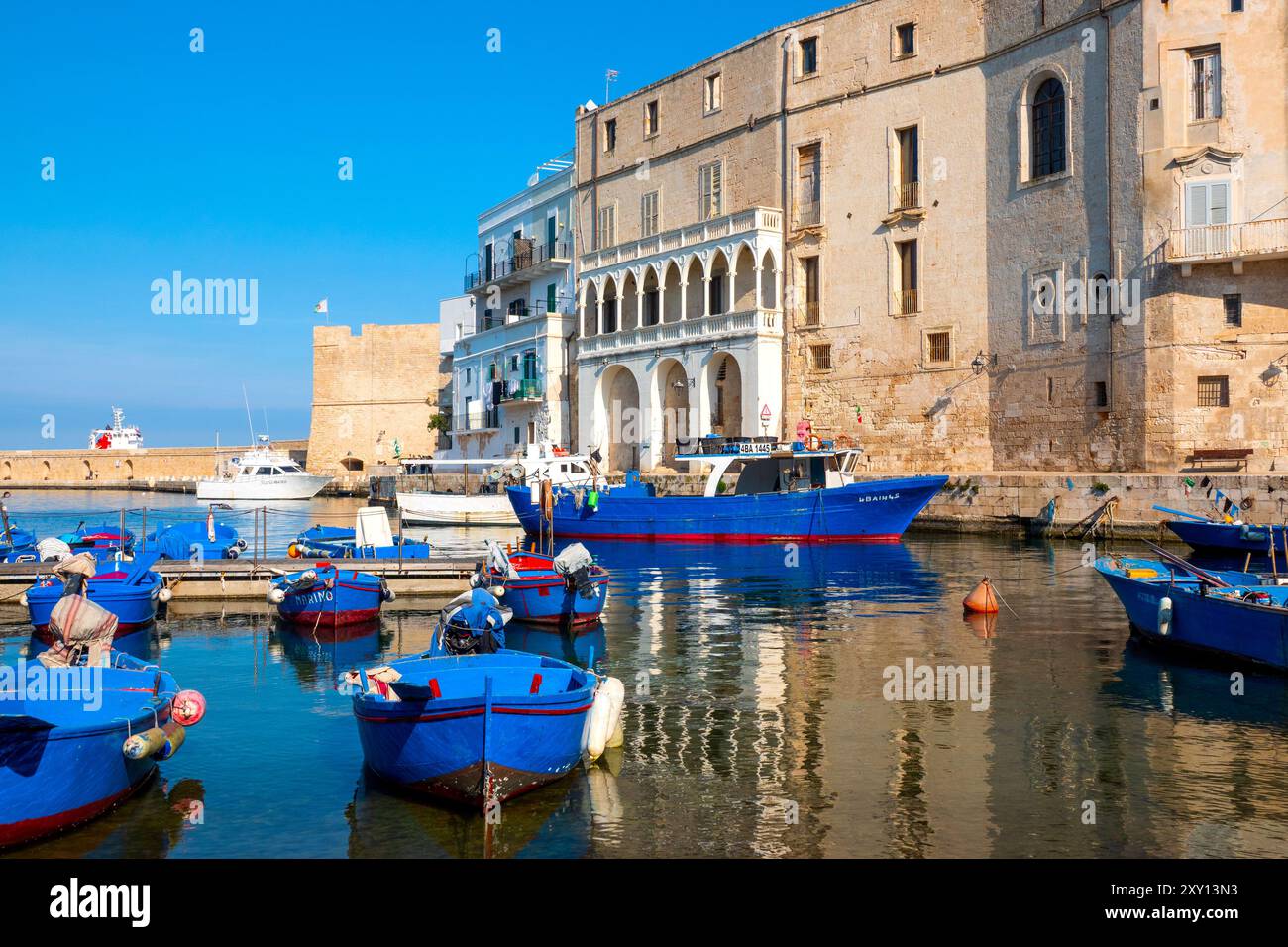 Vue du Porto Vecchio de Monopoli, Italie Banque D'Images
