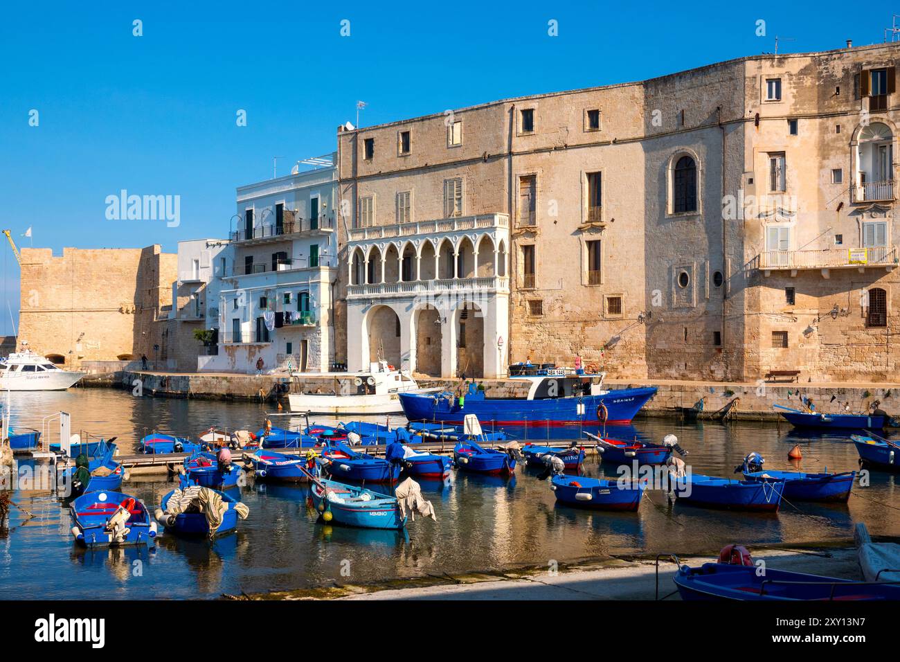 Vue du Porto Vecchio de Monopoli, Italie Banque D'Images