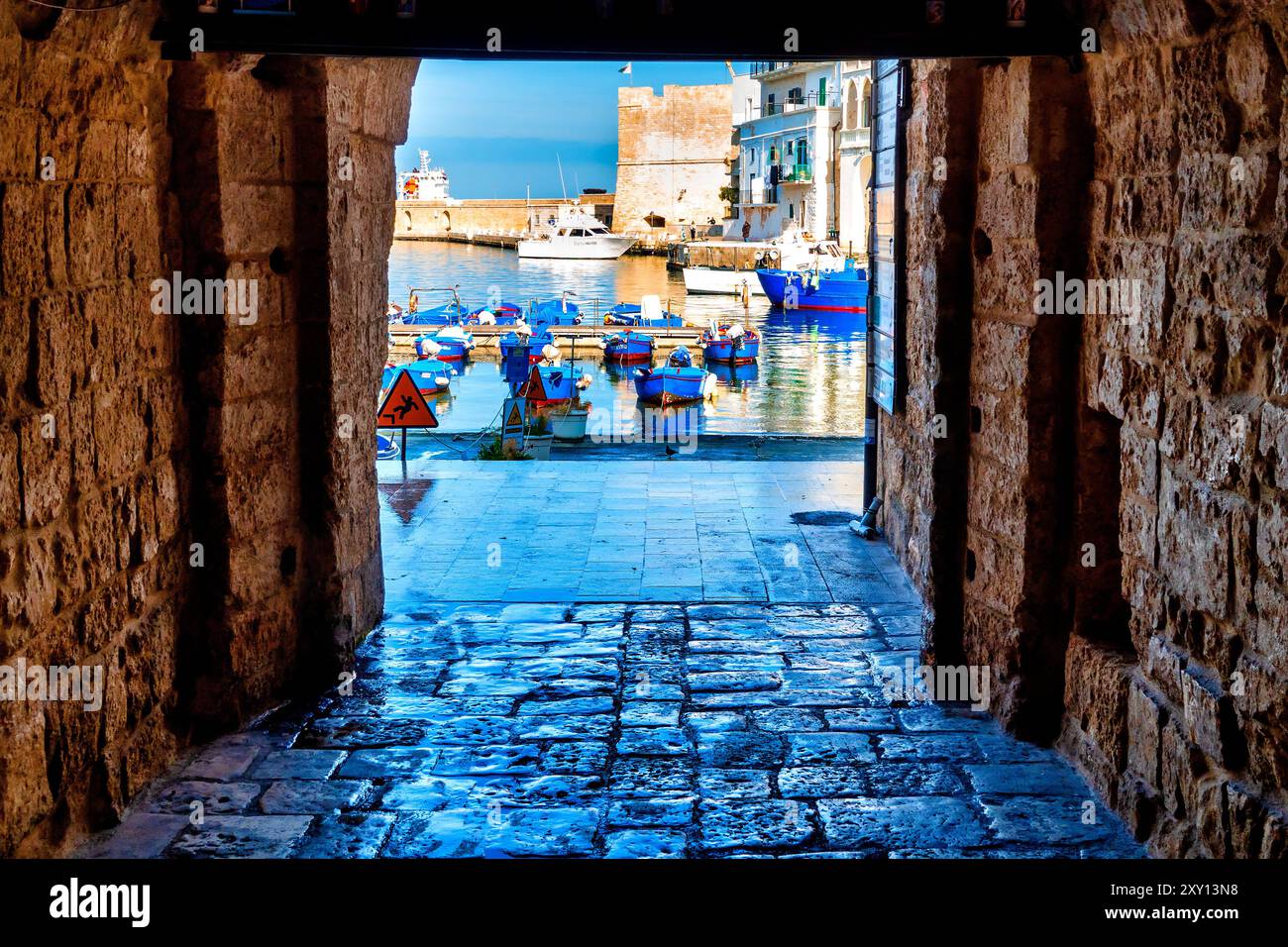 Vue du Porto Vecchio de Monopoli, Italie Banque D'Images