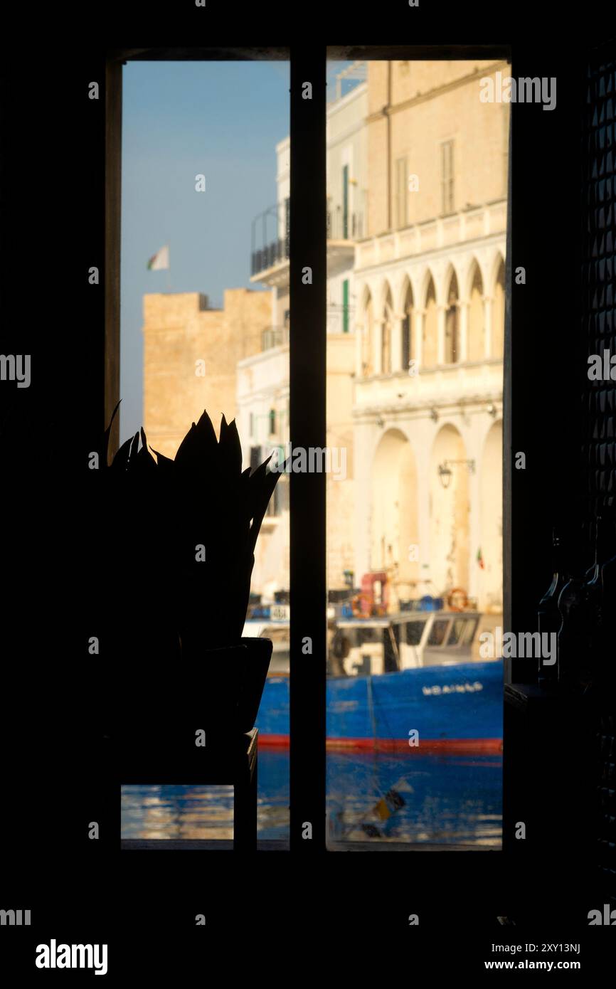 Vue du Porto Vecchio de Monopoli, Italie Banque D'Images