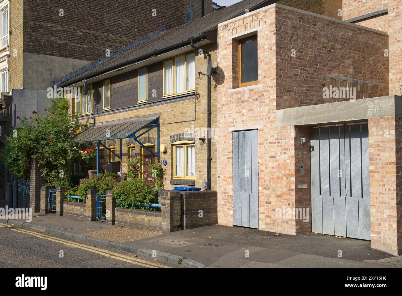 Immeuble résidentiel haut de gamme dans Borough par une journée ensoleillée avec beaucoup de plantes et de fleurs dans le petit jardin avant. Londres - 26 août 2024 Banque D'Images