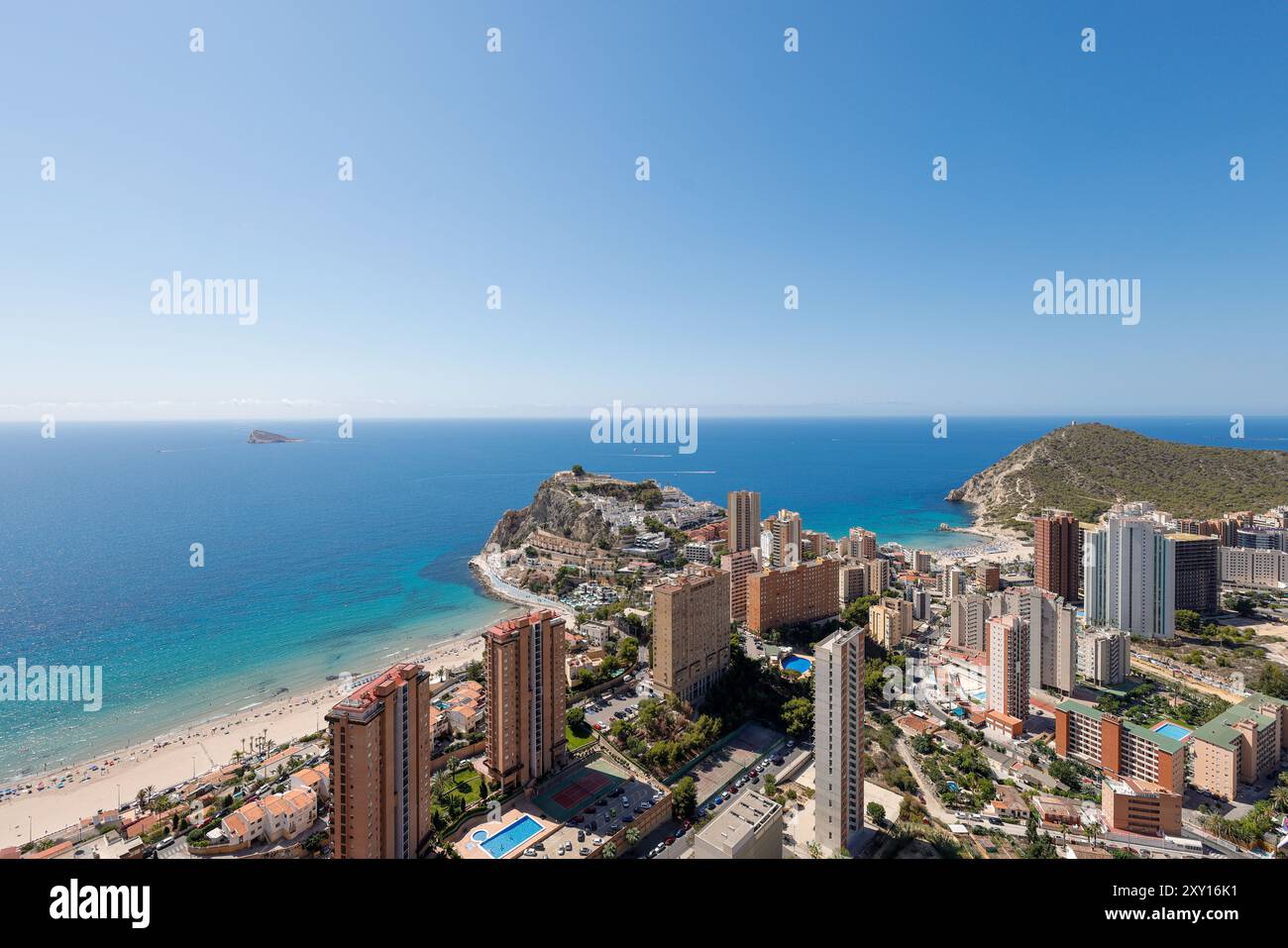 Photo aérienne de la belle ville de Benidorm en Espagne montrant la promenade de la plage sud et les hôtels et appartements résidentiels avec le lon de sable Banque D'Images