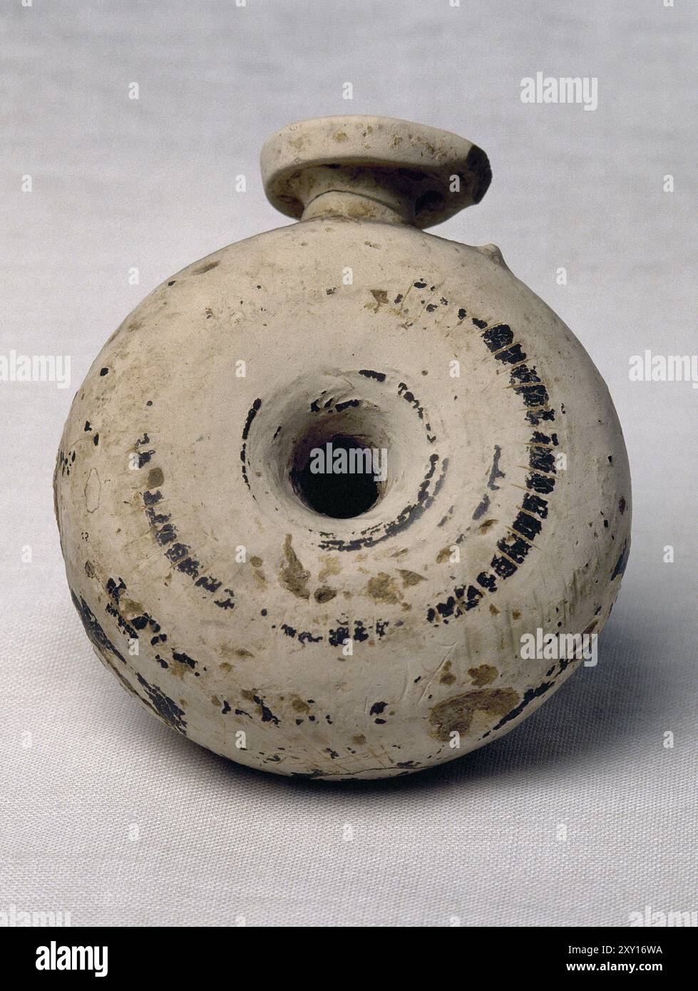 Poterie étrusque. VIIe-VIe siècle av. J.-C. Aryballos annulaires. Décoré de cercles concentriques. Dimensions : 8 cm de haut, 7 cm de diamètre. D'Etruria. Museu del parfum (Musée du parfum). Barcelone. Catalogne. Espagne. Banque D'Images