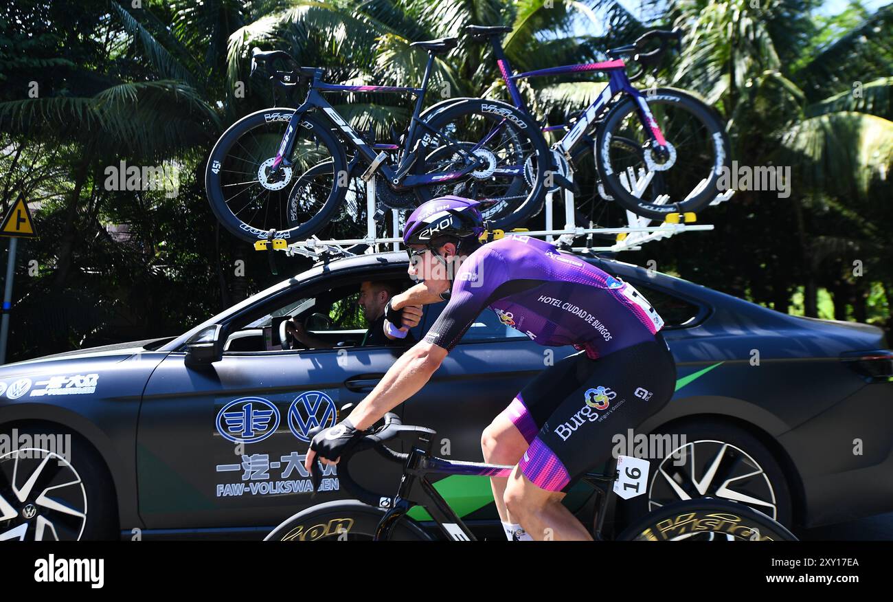 Qionghai, province chinoise de Hainan. 27 août 2024. L'Espagnol Rodrigo Alvarez Rodriguez de Burgos-BH participe au jour 1 de la 15ème course cycliste du Tour de l'île de Hainan à Qionghai, dans la province de Hainan au sud de la Chine, le 27 août 2024. Crédit : Yang Guanyu/Xinhua/Alamy Live News Banque D'Images