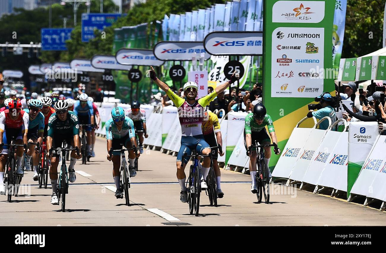 Qionghai, province chinoise de Hainan. 27 août 2024. L'Italien Jakub Mareczko (avant) du Corratec Vini Fantini célèbre sa victoire lors du jour 1 de la 15e course cycliste du Tour de l'île de Hainan à Qionghai, dans la province de Hainan, au sud de la Chine, le 27 août 2024. Crédit : Yang Guanyu/Xinhua/Alamy Live News Banque D'Images