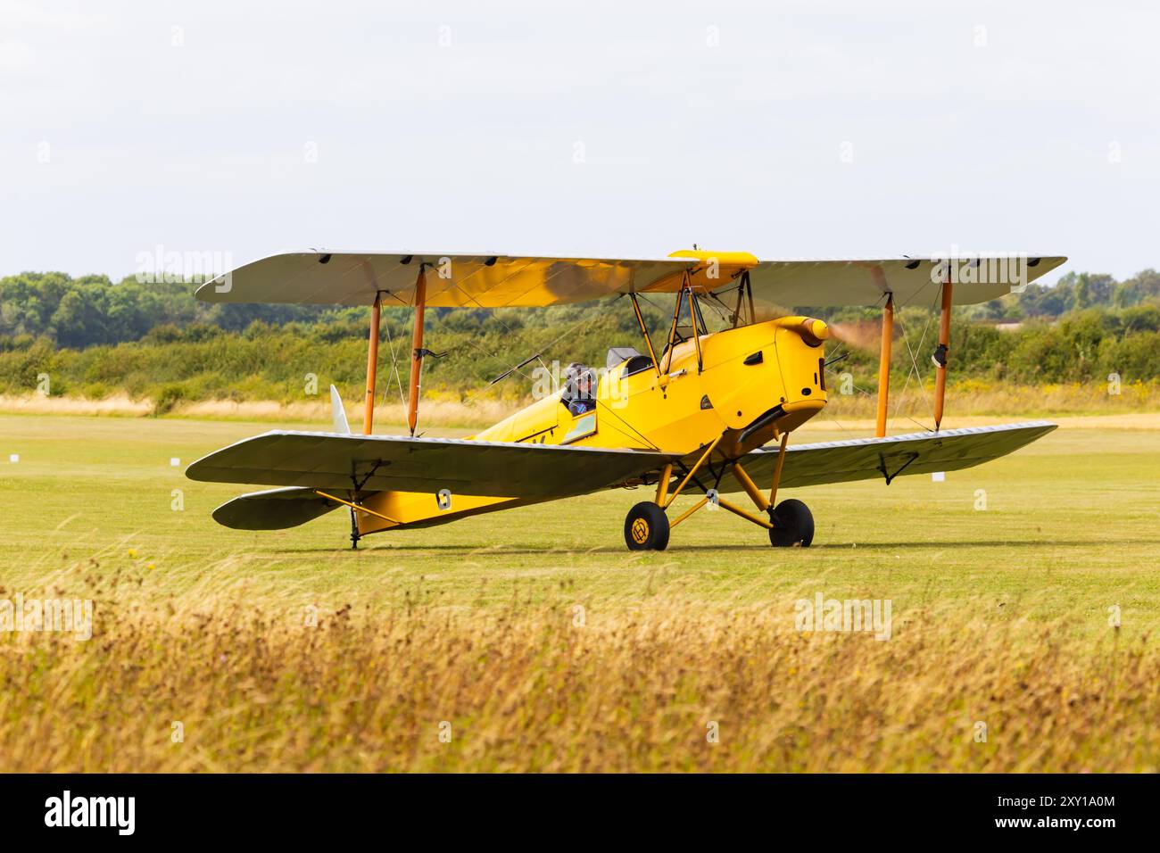 De Havilland Tiger Moth II, G-ANKK, taxiing out, Little Gransden Airfield, Cambridgeshire, Angleterre Banque D'Images